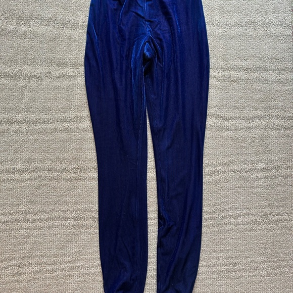 Lovers + Friends Beautiful velvet-feel blue leggings - Picture 4 of 10